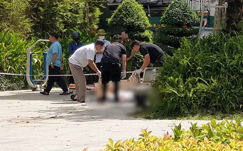 Investigation into the case of 1 person who died in a knee position in the park. Photo: Duong Binh