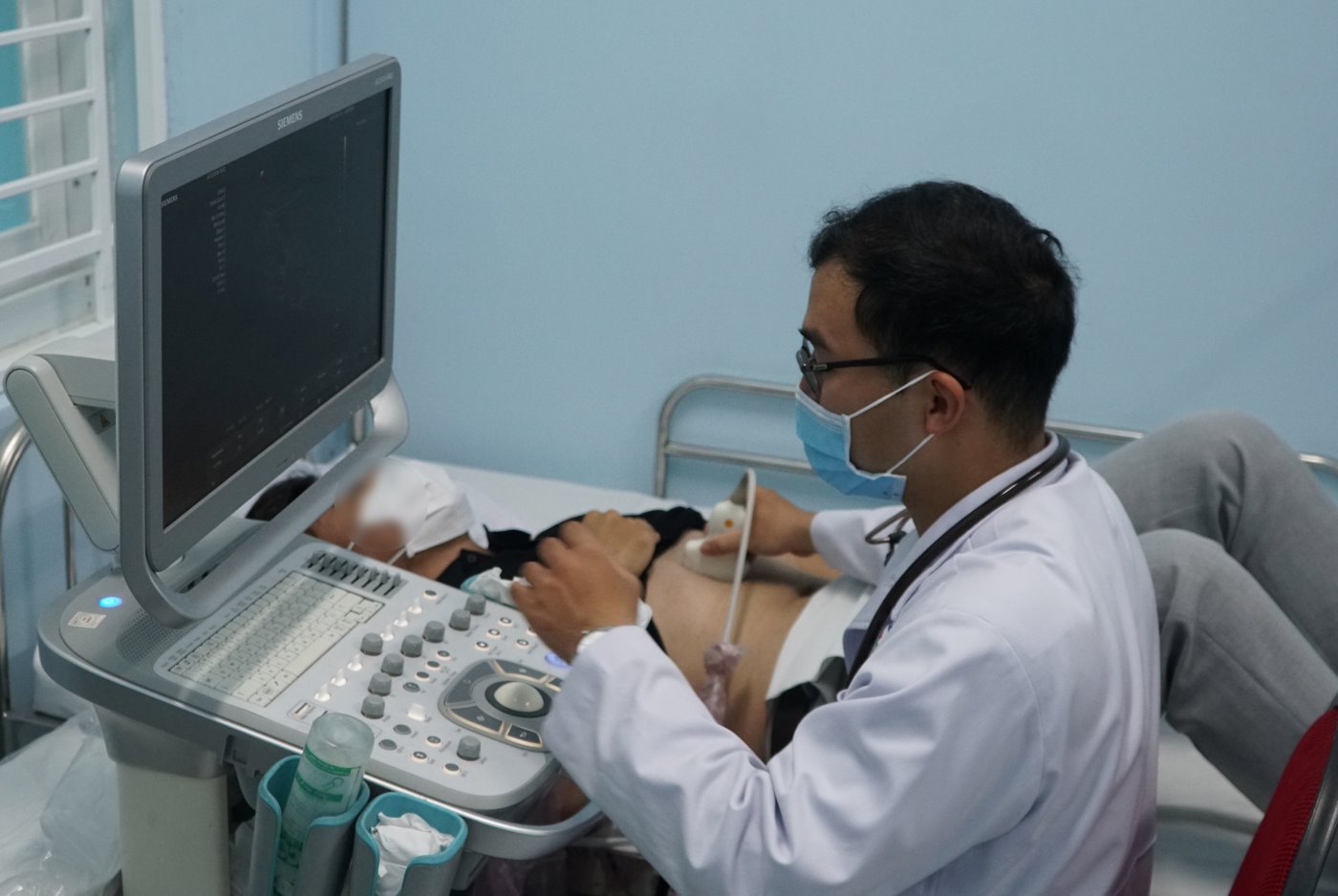 Developing grassroots health care, attracting people to come for medical examination and treatment