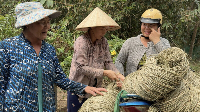 Support for informal workers participating in trade unions. Photo: Hoang Loc