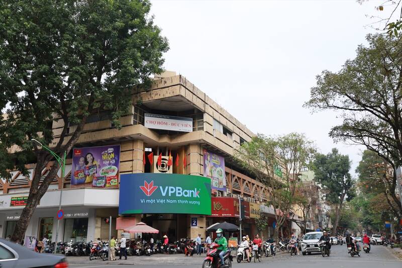 A corner of today's market - Duc Vien (Hai Ba Trung, Hanoi). Photo: Thu Giang
