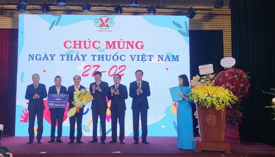 Cung trong chuong trinh, lanh dao Tap doan da gui loi chuc mung den doi ngu y, bac sy cua hai benh vien nhan ky niem 70 nam ngay Thay thuoc Viet Nam. Anh: TKV 