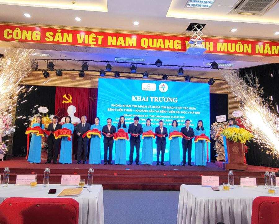 Coal - Mineral Hospital begins treatment of cardiovascular diseases in cooperation with Hanoi Medical University Hospital. Photo: TKV