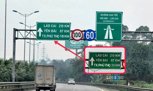 Biển báo chỉ dẫn sai tại khu vực Nút giao IC8 cao tốc Nội Bài - Lào Cai đã được chỉnh sửa lại. Ảnh: Tô Công.