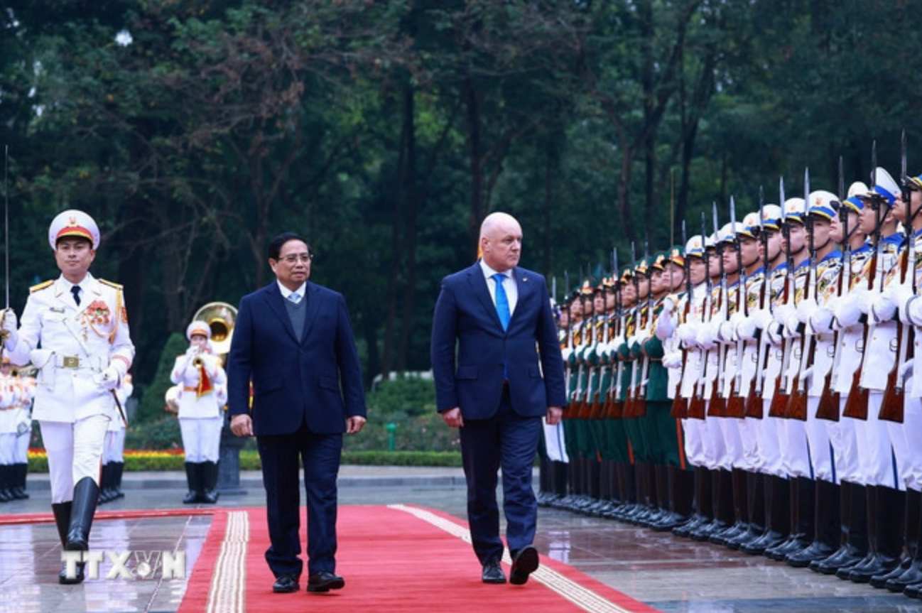 Prime Minister Pham Minh Chinh and New Zealand Prime Minister Christopher Luxon approved the Vietnam People's Army Honorable List. Photo: VNA