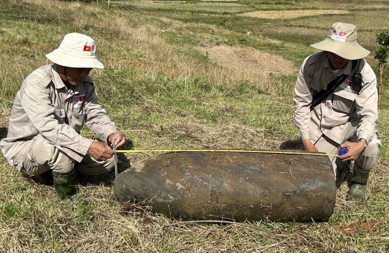 PTVN Bomb and Mines Blasting Project Employees discovered and handled a large bomb left over from the war in Huong Hoa district, Quang Tri province. Photo: Hung Tho
