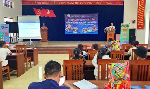 Phiên giao dịch việc làm, hướng nghiệp, xuất khẩu lao động do Trung tâm Dịch vụ việc làm tỉnh Yên Bái tổ chức. Ảnh: Đức Toàn