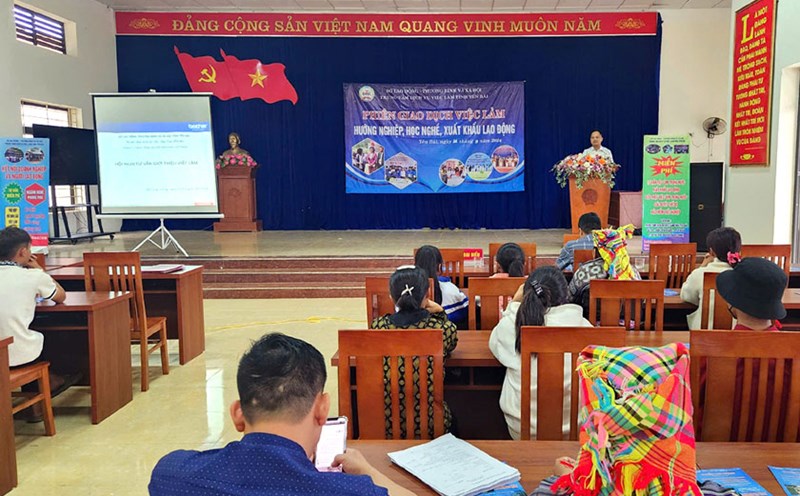 The job fair, career guidance, and labor export was organized by the Yen Bai Provincial Employment Service Center. Photo: Duc Toan