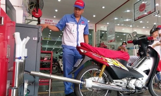 UBND TP Hà Nội phê duyệt quy trình giải quyết thủ tục hành chính kiểm định khí thải xe máy. Ảnh: Huy  Lộc