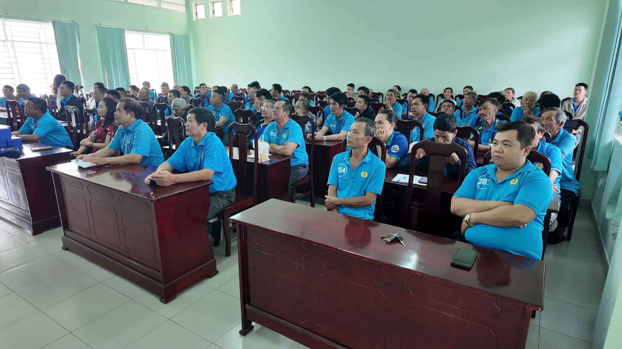 Moi tai xe xich lo giao tiep tieng Anh co ban se la cau noi, gioi thieu hinh anh dia phuong den du khach quoc te. Anh: Huu Long