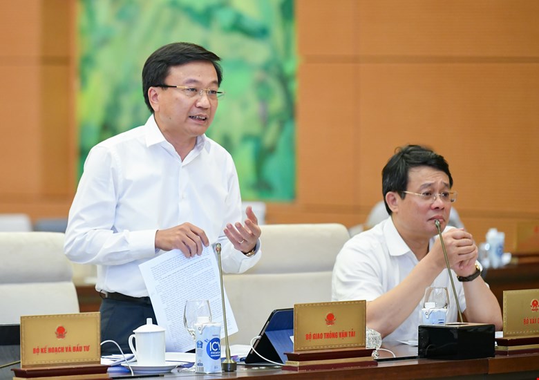 Transfer and appoint Mr. Nguyen Danh Huy to the position of Deputy Minister of Construction. Photo: Quochoi.vn