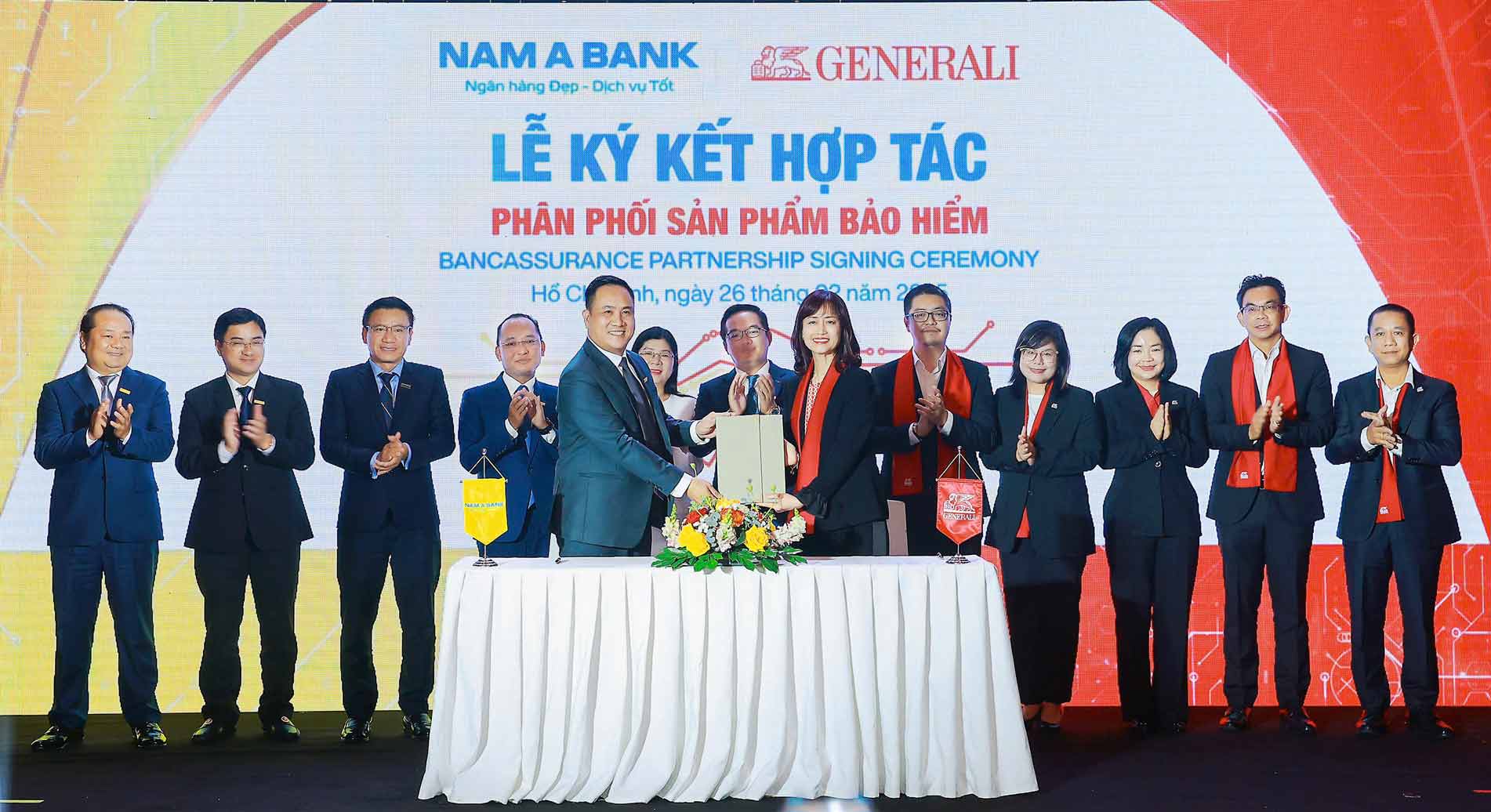 Dai dien Nam A Bank va Generali Viet Nam ky ket hop tac.