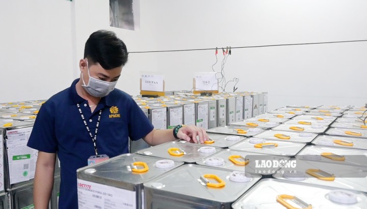 In September 2023, union member Pham Dinh Nam - Head of the Department of Engineering and Chemicals ( Apache Vietnam Shoes Company Limited) was awarded the Creative Labor Certificate by the Vietnam General Confederation of Labor. Photo: Thanh Nhan