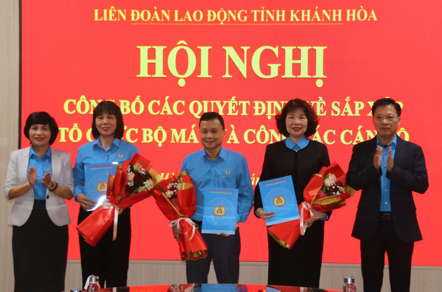 Lanh dao LDLD Khanh Hoa trao quyet dinh dieu dong, bo nhiem nhan su Cong doan Khoi Dang va chinh quyen. Anh: Phuong Linh