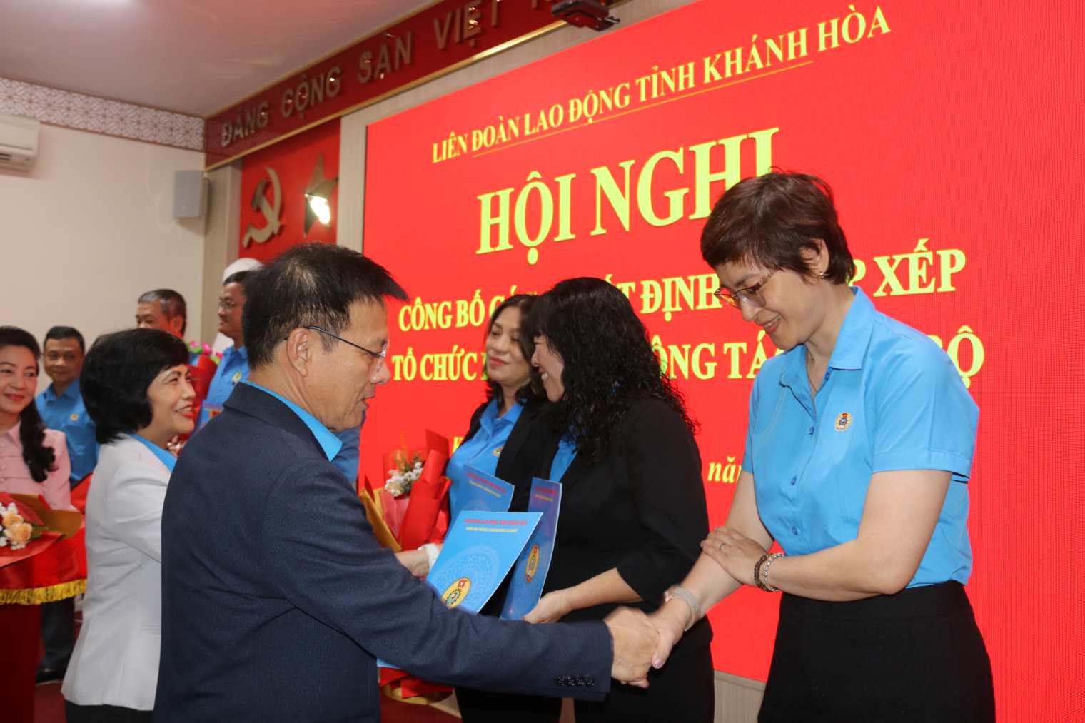 Mr. Phan Thanh Liem - Chairman of the Khanh Hoa Provincial Federation of Labor - presented new work decisions to full-time union officials after the restructuring of the apparatus. Photo: Phuong Linh