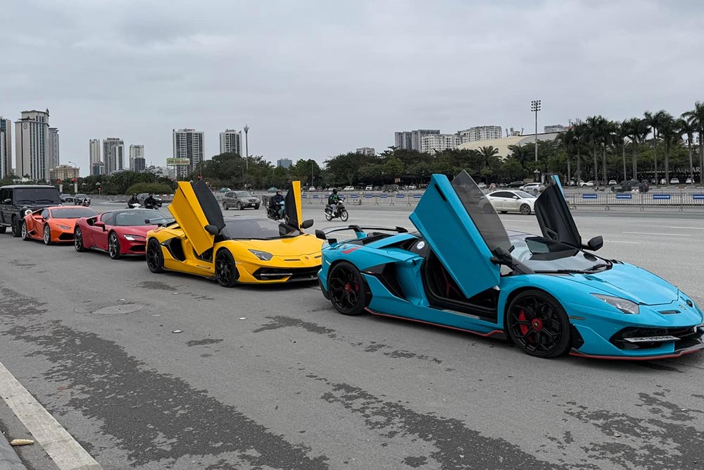 The supercar and luxury car fleet attracted attention when gathering in Hanoi. Photo: Anh Luong