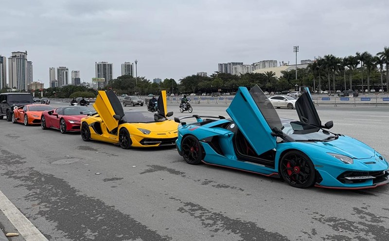 The supercar and luxury car fleet attracted attention when gathering in Hanoi. Photo: Anh Luong