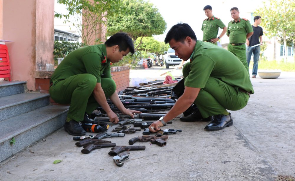 Toan bo so vu khi, vat lieu no, cong cu ho tro duoc kiem tra phan loai. Anh: Cong an cung cap