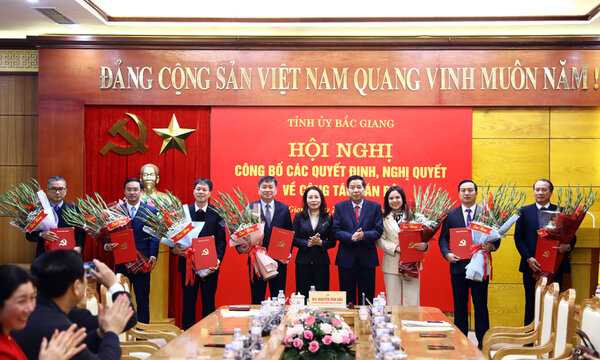 Leaders of the Bac Giang Provincial Party Committee presented flowers to congratulate the appointed officials. Photo: Bac Giang Portal