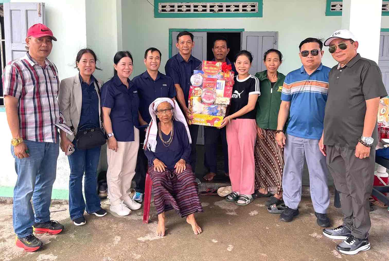 The union presents gifts to workers to celebrate Ramuwan Lunar New Year 2025. Photo: Trade Union of Chang Shin Vietnam Company Limited