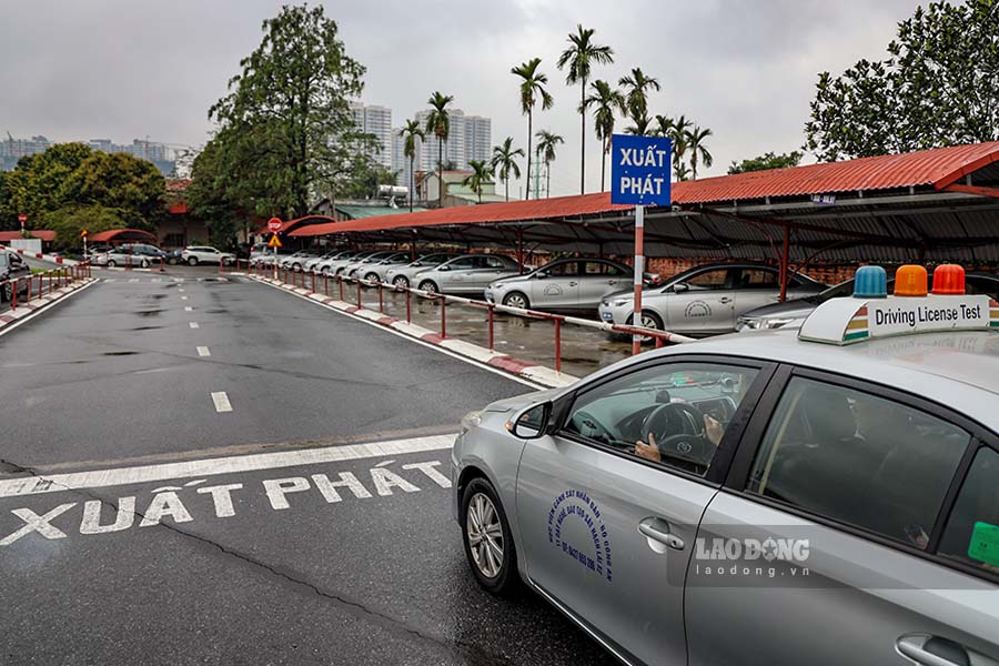 Nham chuan bi cho viec tiep nhan nhiem vu sat hach, cap giay phep lai xe tu Bo Giao thong van tai theo lo trinh, tu ngay 24.2, Phong CSGT Ha Noi bat dau mo lop tap huan nghiep vu sat hach, cap giay phep lai xe cho can bo, chien si.