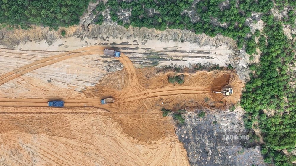 Illegal soil mining site in Vinh Chap commune, Vinh Linh district, Quang Tri province. Photo: PV