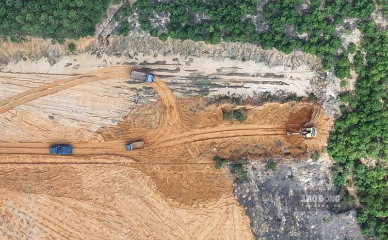 Illegal soil mining site in Vinh Chap commune, Vinh Linh district, Quang Tri province. Photo: PV