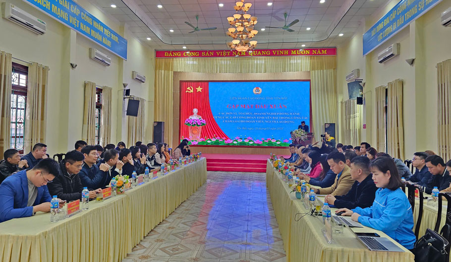 Scene of the early spring meeting of units, organizations, and enterprises accompanying the trade unions at all levels of Yen Bai province. Bao Nguyen