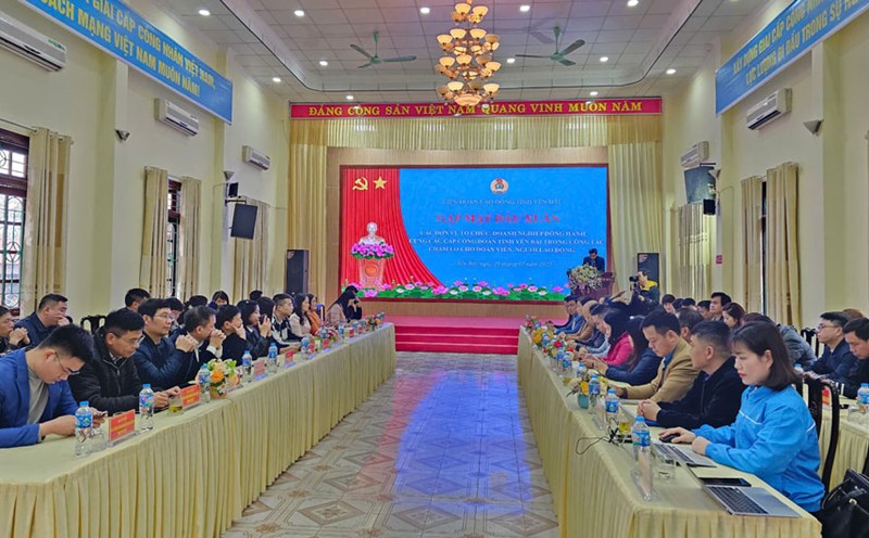 Scene of the early spring meeting of units, organizations, and enterprises accompanying the trade unions at all levels of Yen Bai province. Bao Nguyen
