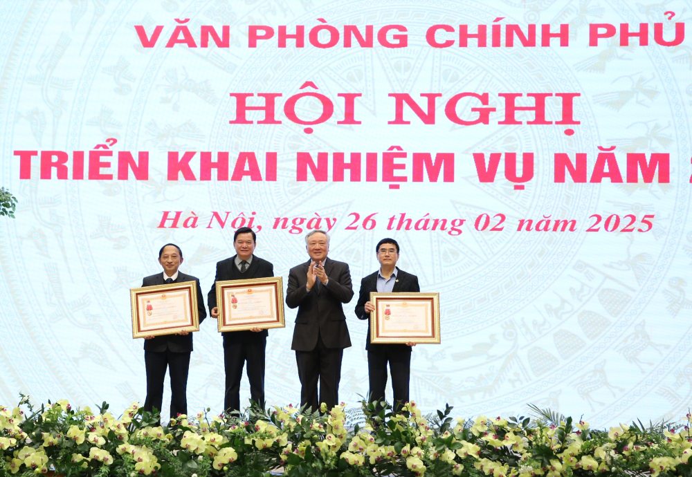 Politburo member and Permanent Deputy Prime Minister Nguyen Hoa Binh presented the Labor Medal to individuals under the Government Office. Photo: VGP/Dinh Hai