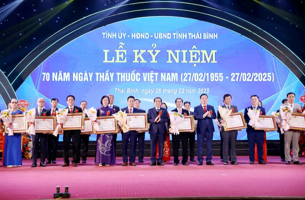 35 doctors, nurses and nurses in Thai Binh were honored to receive the title of Meritorious Doctor. Photo: Nam Hong
