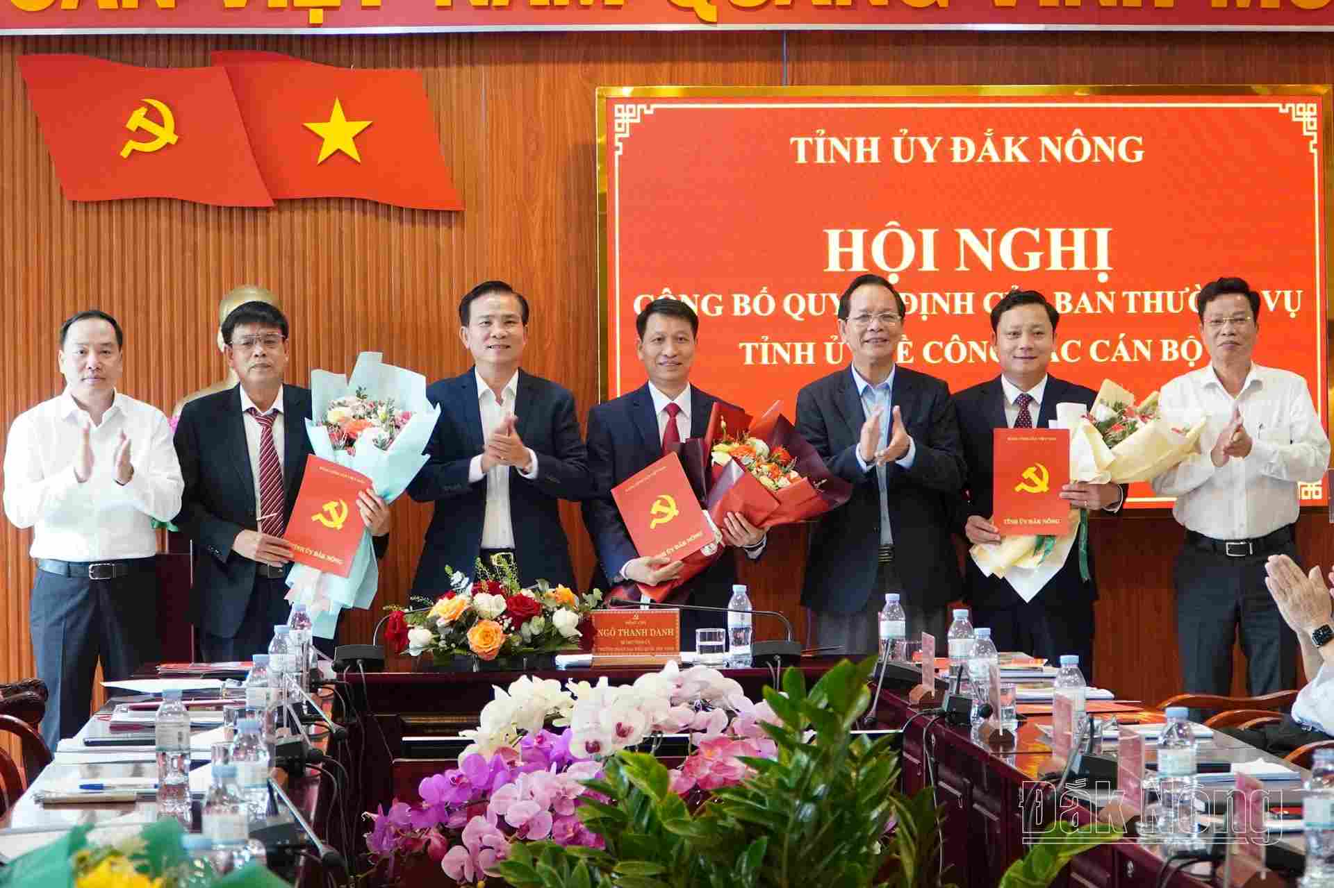 The Standing Committee of the Dak Nong Provincial Party Committee presented the decision and presented flowers to congratulate the cadres who transferred, assigned and appointed them. Photo: Hoang Hoai