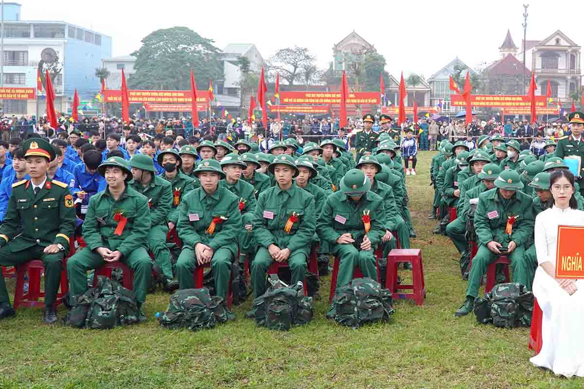 Huong Khe District Youth at the handover ceremony to join the military service in 2025. Photo: Minh Xuan