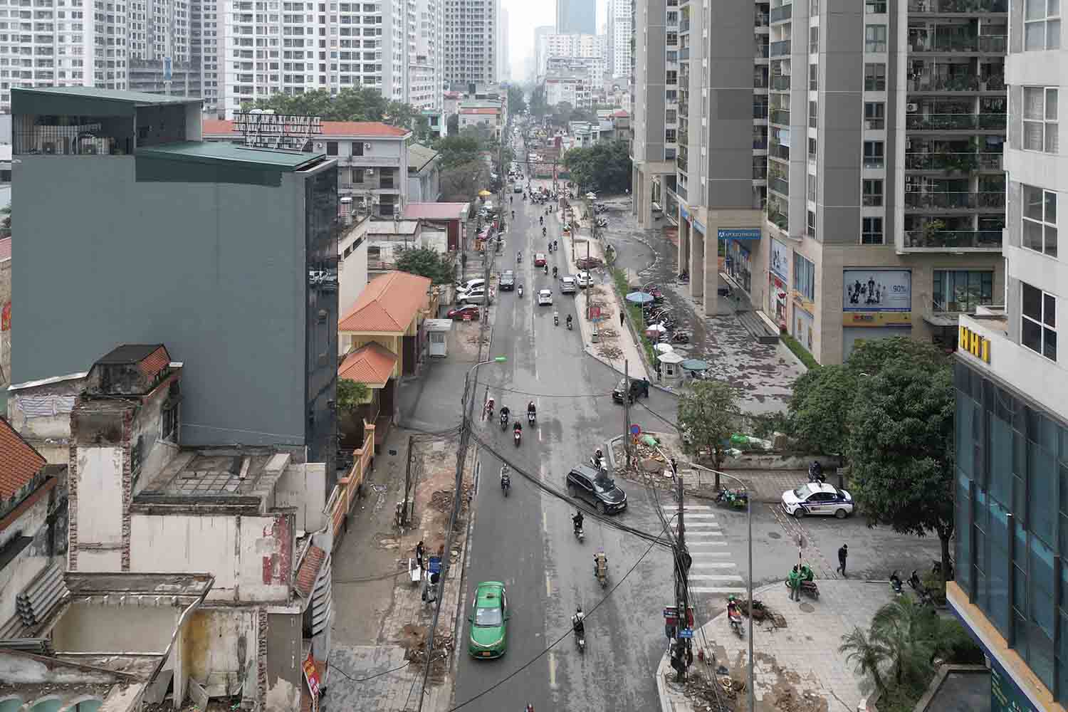 Duong Nguyen Tuan da tro nen thong thoang hon sau khi nhieu cay xanh duoc di doi, chat bo. Anh: Huu Chanh 