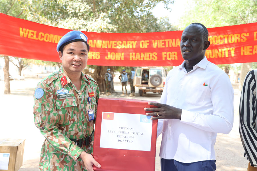 Vietnamese peacekeeping forces donate medicine and food to a hospital in Bentiu, South Sudan. Photo: Tien Hung