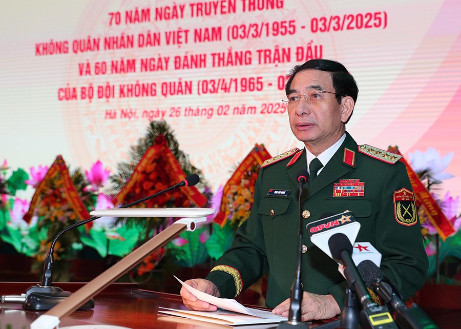 General Phan Van Giang - Politburo member, Minister of National Defense - requested the Air Defense and Air Force to continue to adjust its forces, organization and staffing. Photo: Ministry of National Defense