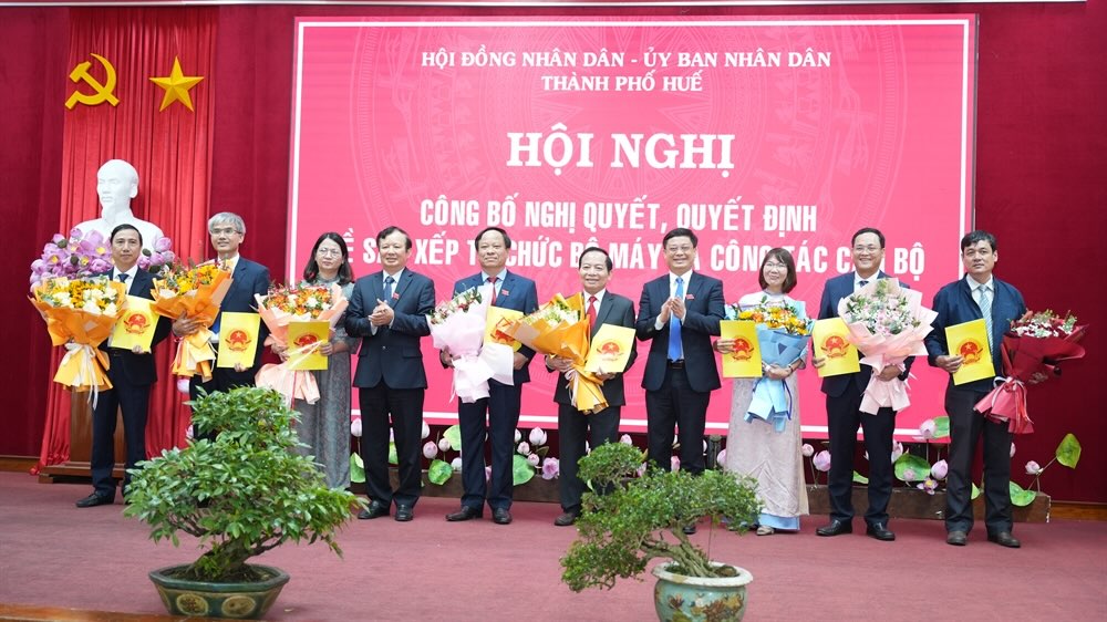 Handing over the decision to appoint leaders and managers of the Hue City Department of Finance. Photo: N. Hieu.