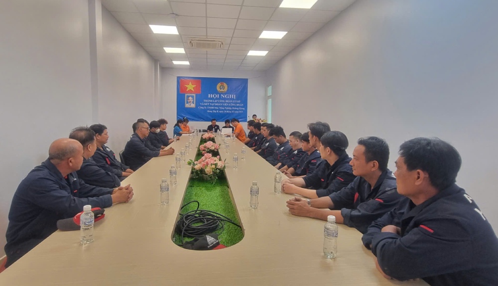 Conference on establishing grassroots trade unions and admitting union members at Hoang Giang Agricultural Machinery Company Limited. Photo: Minh Nhut
