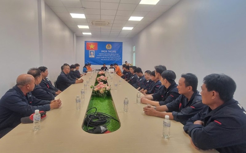Conference on establishing grassroots trade unions and admitting union members at Hoang Giang Agricultural Machinery Company Limited. Photo: Minh Nhut