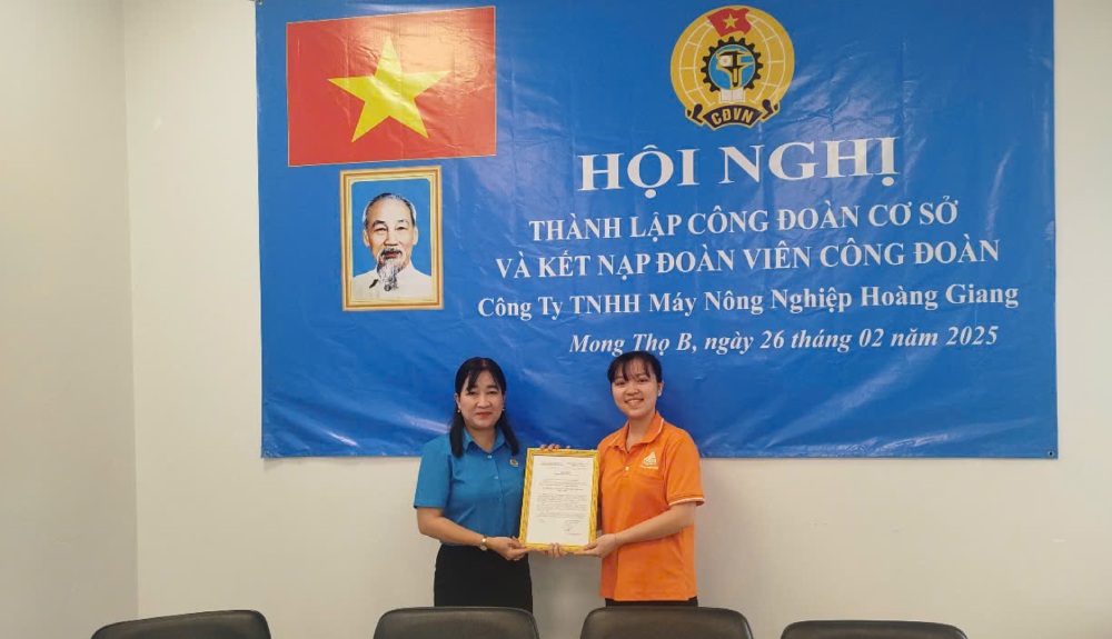 Chu tich LDLD huyen Chau Thanh Tran Thi Khanh Linh (trai) trao quyet dinh thanh lap Cong doan co so. Anh: Minh Nhut