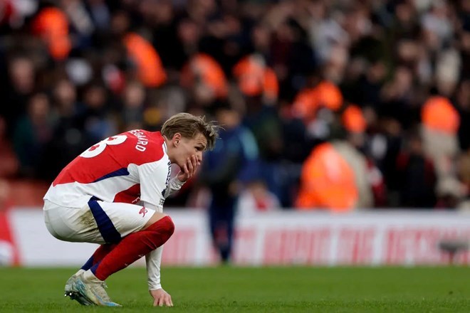 Martin Odegaard that vong khi Arsenal thua West Ham ngay tren san nha. Anh: Premier League