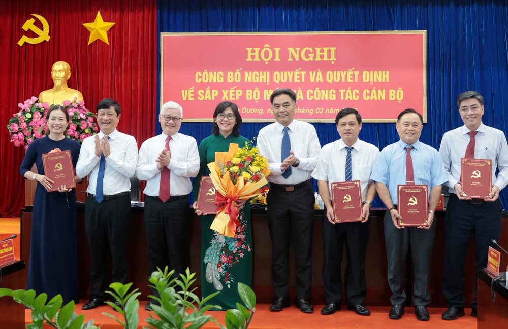 Binh Duong Provincial leaders presented the appointment decision to the Department of Home Affairs' Board of Directors. Photo: Phuong Chi