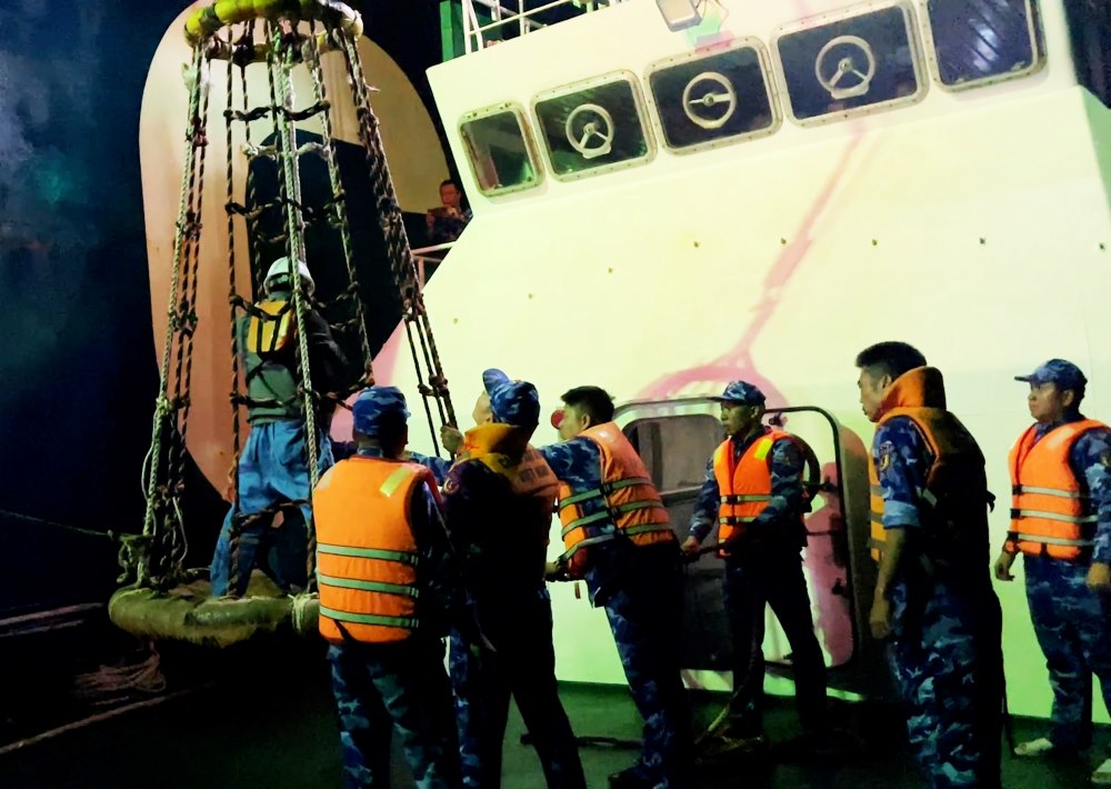 Timely emergency care for crew member suspected of having excess intestines at sea