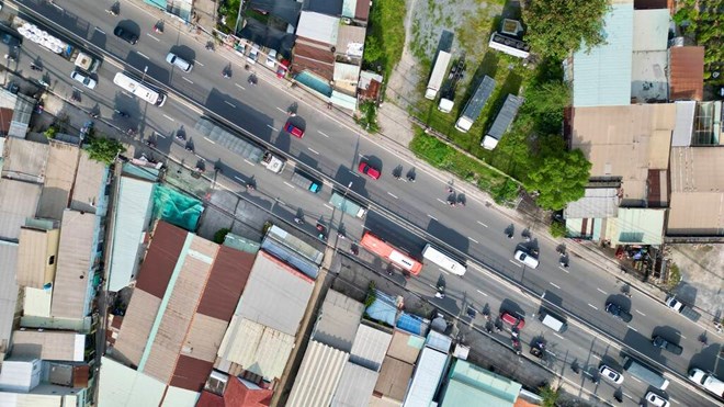 National Highway 1 through Binh Chanh District (HCMC) will soon be expanded to 60 m. Photo: Anh Tu