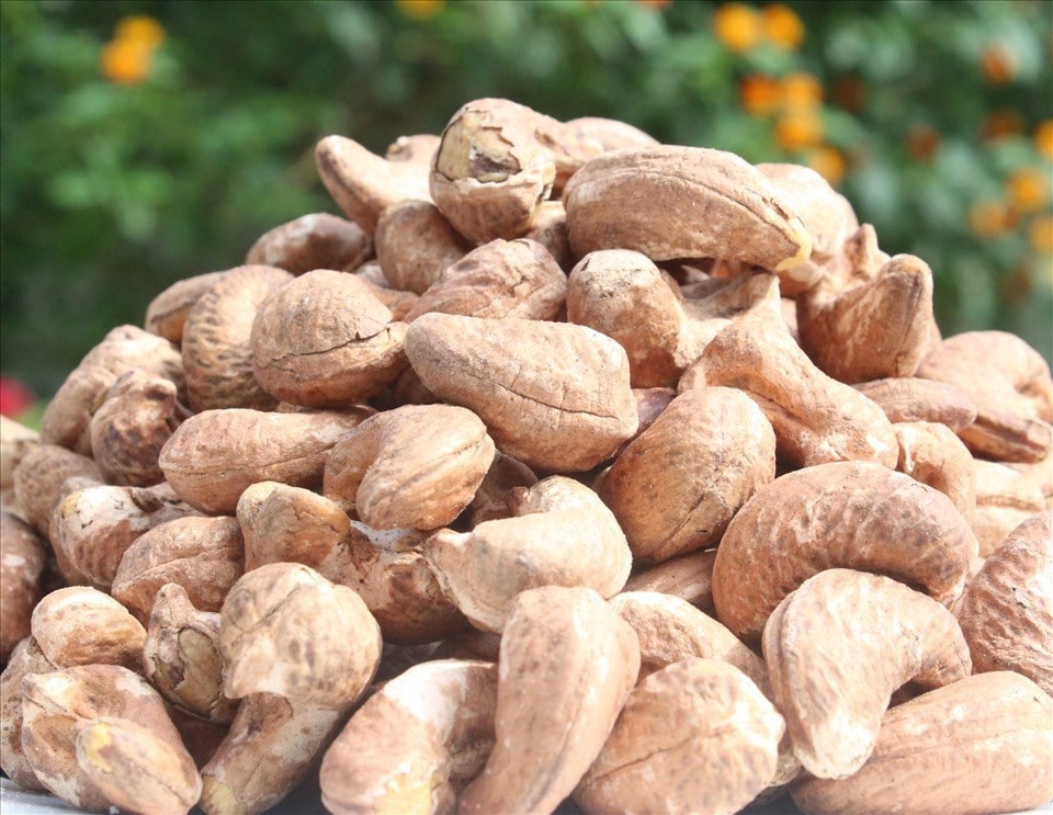 Supplementing nuts rich in vitamin B12 can help control blood fat effectively. Photo: Vu Long.