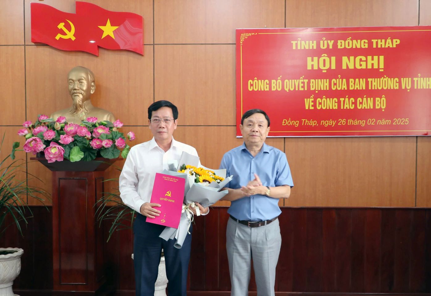 Ong Phan Van Thang - Pho Bi thu Thuong truc Tinh uy, Chu tich HDND tinh, Bi thu Dang uy cac co quan Dang tinh (ben phai) trao Quyet dinh dieu dong va bo nhiem ong Pham Viet Cong lam Pho Truong Ban Tuyen giao va Dan van Tinh uy Dong Thap. Anh: Kim Sa