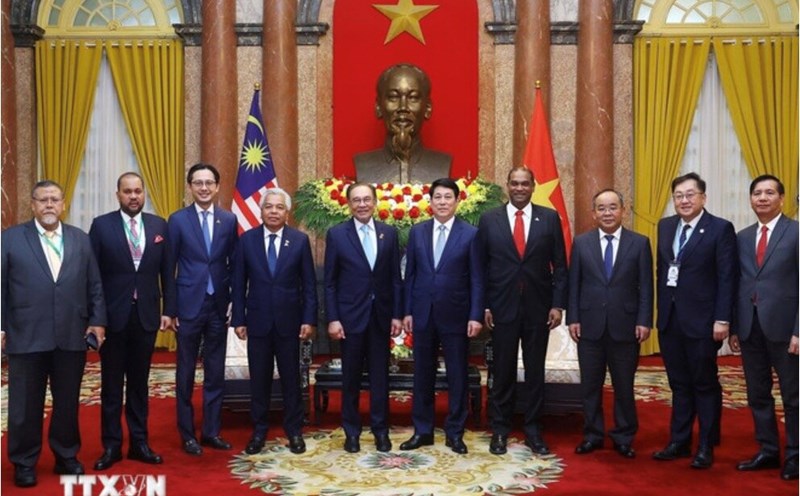 President Luong Cuong with Malaysian Prime Minister Anwar Ibrahim and delegates. Photo: VNA