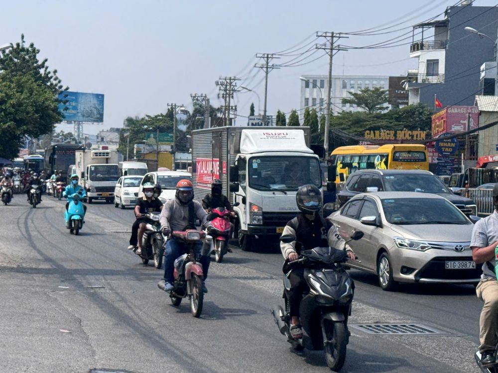 Quoc lo 1 thuong xuyen co luong phuong tien luu thong dong, tinh trang ket xe hay dien ra tren tuyen duong nay. Anh: Anh Tu