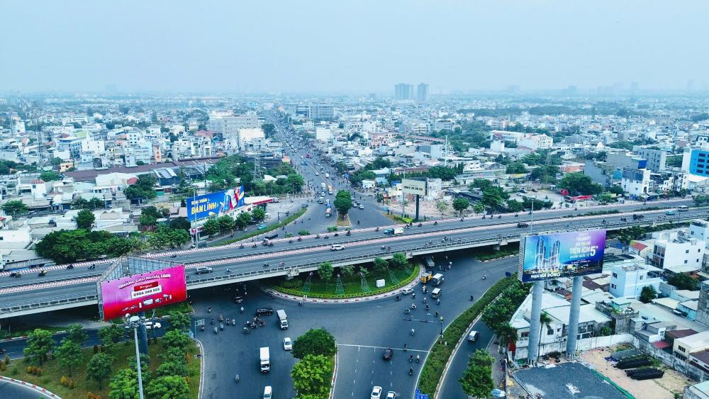 Quoc lo 1 doan qua quan Binh Tan va huyen Binh Chanh se duoc nang cap tren tong chieu dai gan 10 km. Anh: Anh Tu