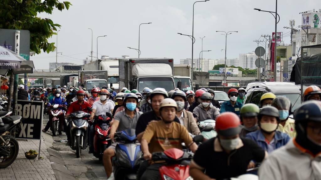 Hang ngay, luong xe luu thong tren tuyen Quoc lo 22 rat dong, thuong xuyen ket xe vao gio cao diem. Anh: Anh Tu