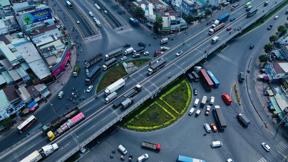 Tai cua ngo phia Tay Bac TPHCM, quoc lo 22 qua Quan 12 va huyen Hoc Mon cung se duoc dau tu nang cap tren doan dai hon 8 km tu nut giao An Suong den Vanh dai 3. Anh: Anh Tu